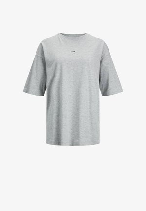 Hall hall, mis on valmistatud pehmest kangast, ümmarguse kaelusega ja lühikeste varrukatega. Ees on peenelt kujutatud tekst "JJXX".