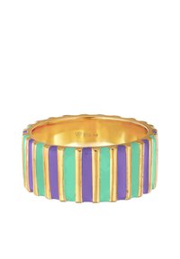 Guldfarvet ring med lodrette striber af mintgrøn og lilla emalje, med en tekstureret kant og glat inderside.