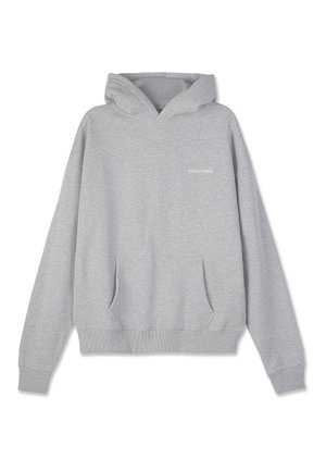 Sudadera gris de mezcla de algodón grueso, con un bolsillo frontal tipo canguro, puños acanalados y un pequeño logo impreso en el pecho.