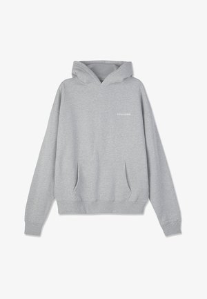 Sweatshirt cinza feito de uma mistura espessa de algodão, com um bolso canguru na frente, punhos canelados e um pequeno logo impresso no peito.