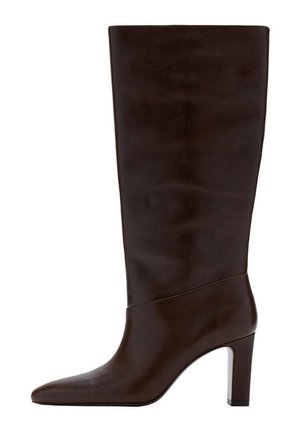 Botte en cuir marron foncé montant jusqu'au genou, avec bout pointu et talon bloc.