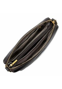 Pochette en cuir noir avec quincaillerie dorée, dotée de plusieurs compartiments et d'une texture lisse. Fermetures à glissière visibles.