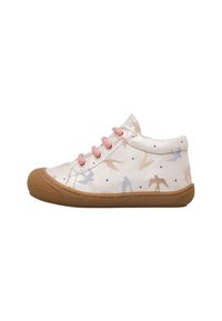Sneaker bianco alto per bambini con stampe di uccelli pastello, lacci rosa e suola in gomma marrone, mostrato di profilo.