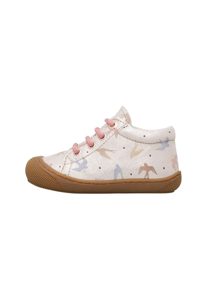 Sneaker bianco alto per bambini con stampe di uccelli pastello, lacci rosa e suola in gomma marrone, mostrato di profilo.