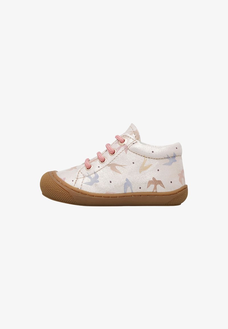 Sneaker bianco alto per bambini con stampe di uccelli pastello, lacci rosa e suola in gomma marrone, mostrato di profilo.