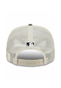 Weißer Mesh-Baseballcap mit beigem Kunststoff-Snapback und MLB-Logo-Patch auf der Rückseite. Merkmale eine runde Form und ein strukturiertes Mesh-Design.