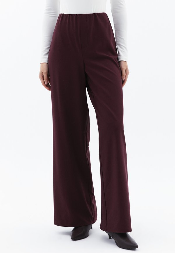 HIGH WAIST MIT AUSGESTELLTEM BEIN FORM - Stoffhose - decadent chocolate
