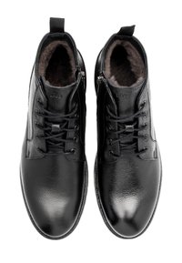 Czarne skórzane buty o gładkiej teksturze, zaokrąglonym nosku, sznurówkach i zamku błyskawicznym. Wnętrze jest miękkie i puszyste, co zwiększa komfort noszenia.