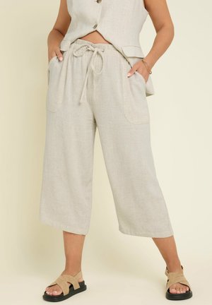 Lichtbeige linnen culottes met een elastische tailleband met trekkoord en grote zakken. Heeft een ontspannen pasvorm en een cropped lengte met een soepele textuur.