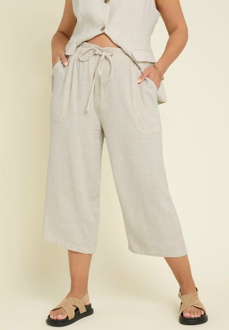 Ljusbeige linneculotter med elastisk snörmidja och stora fickor. Har en avslappnad passform och beskuren längd med en slät yta.