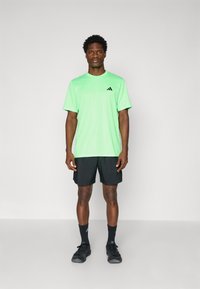 adidas Performance TRAIN ESSENTIALS - Camiseta deportiva - lime burst/black