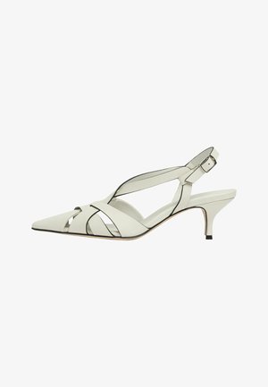 Zapatos de tacón slingback de cuero blanco con puntera afilada, correas entrecruzadas, pequeño tacón de reina y cierre ajustable con hebilla.