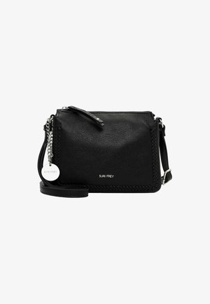 Bolso de mano de cuero negro con un acabado texturizado, cierre de cremallera y correa ajustable. Presenta acentos trenzados y una etiqueta de logo metálica.