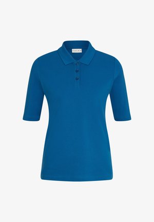 Blauw polo shirt met korte mouwen en een kraag, gecombineerd met losse zwarte broeken en witte schoenen. Glad oppervlak, casual ontwerp.