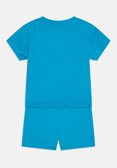Blaues Baumwoll-Kurzarm-T-Shirt und Shorts-Set. Einfaches Design mit Rundhalsausschnitt und gesäumten Kanten, keine sichtbaren Muster oder Verzierungen.