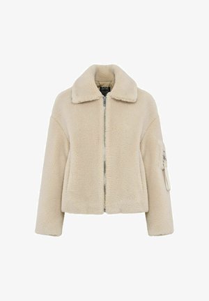 Beżowa kurtka typu sherpa o krótkim kroju, z szerokim kołnierzem, zamkiem z przodu, długimi rękawami oraz zapinaną na zamek kieszenią na lewym ramieniu z detalem w postaci paska.