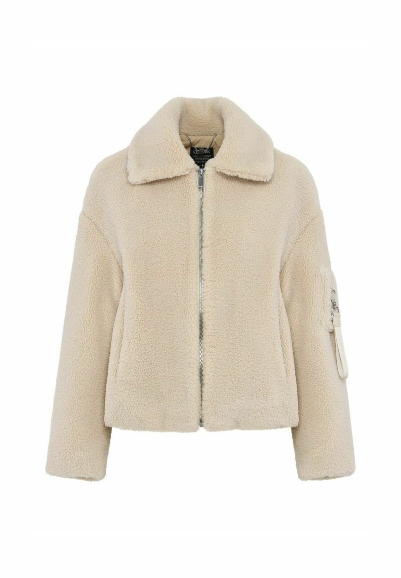Beżowa kurtka typu sherpa o krótkim kroju, z szerokim kołnierzem, zamkiem z przodu, długimi rękawami oraz zapinaną na zamek kieszenią na lewym ramieniu z detalem w postaci paska.