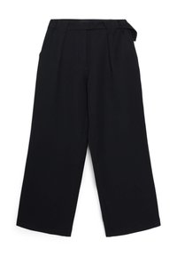 Schwarze weit geschnittene Hose aus einem glatten Material, mit Vorderfalten, zwei Seitentaschen und einem Bund mit gewickeltem Detail.
