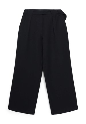 Pantaloni neri a gamba larga realizzati in un materiale liscio, con pieghe frontali, due tasche laterali e un elastico in vita con dettagli avvolti.