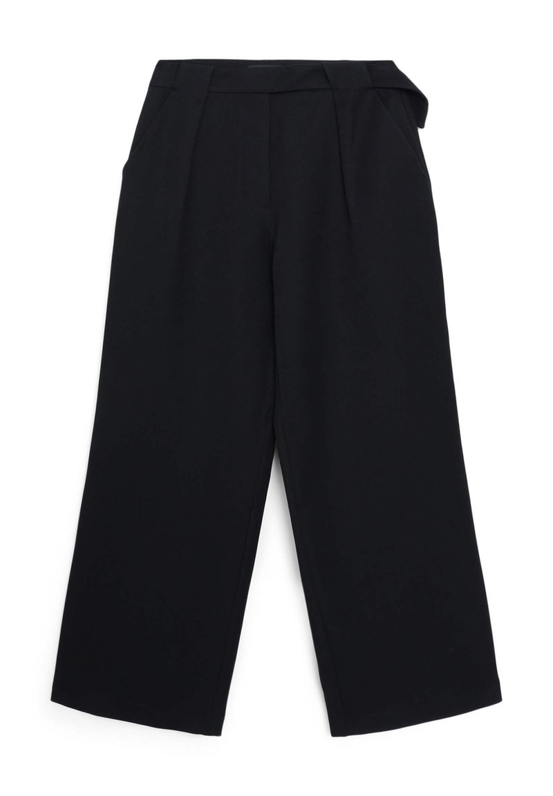 Schwarze weit geschnittene Hose aus einem glatten Material, mit Vorderfalten, zwei Seitentaschen und einem Bund mit gewickeltem Detail.