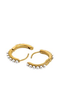 Kolczyki koła w odcieniu złota z zakrzywionym wzorem, ozdobione rzędem małych białych perełek na zewnętrznej krawędzi.