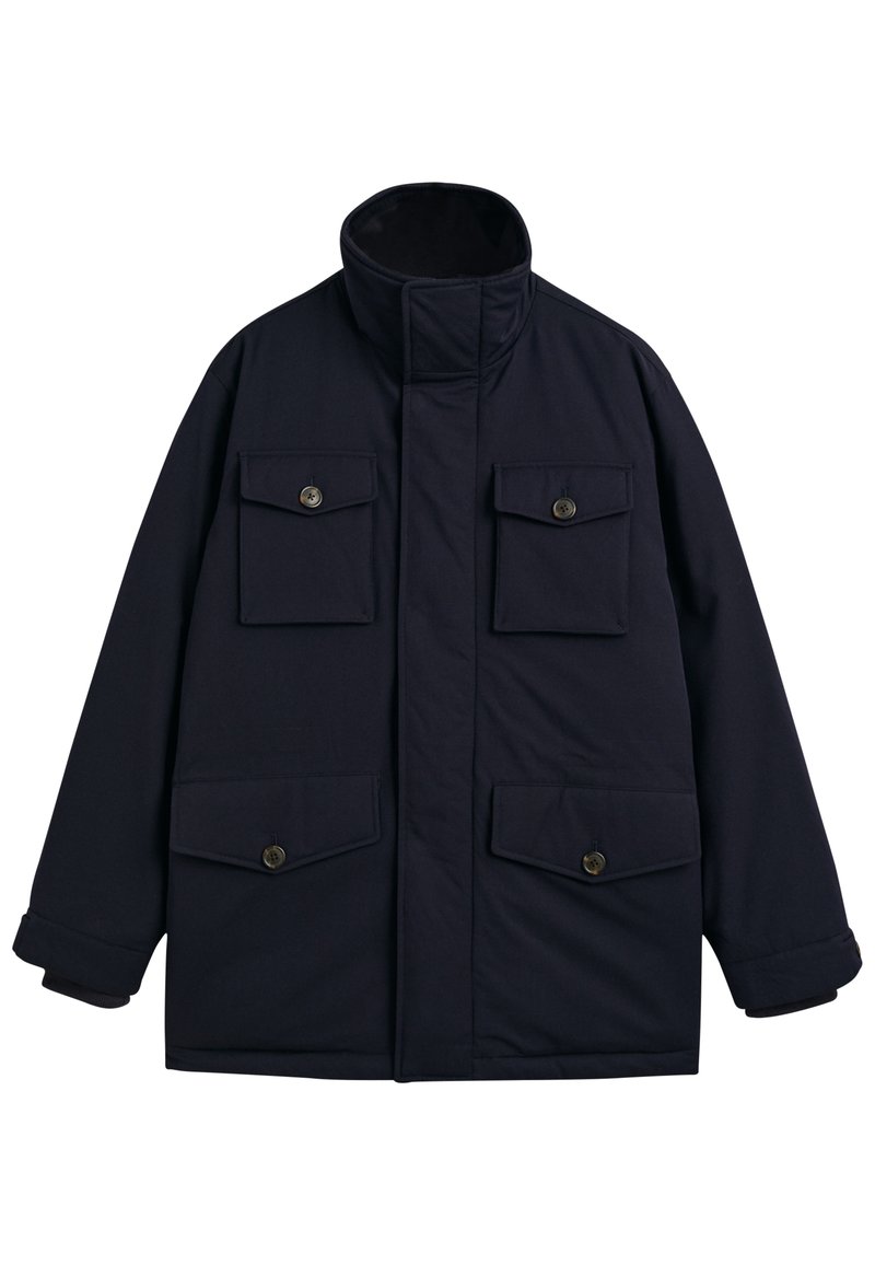 Giacca isolante blu navy con colletto alto, due tasche sul petto e due tasche inferiori, dotata di chiusure a bottone e una texture morbida.