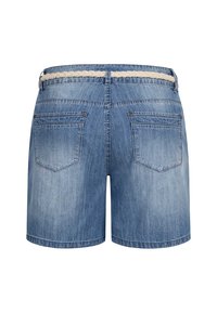 Shorts en jean bleu clair avec ceinture en corde tressée. Comprend deux poches plaquées à l'arrière et un ourlet au bas.