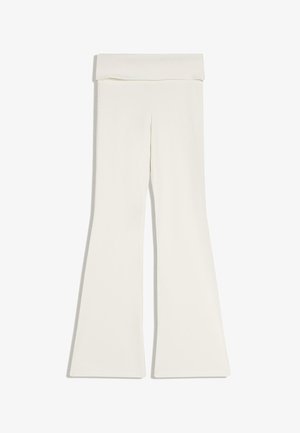 Białe, dzwonowate spodnie z wysokim stanem i szerokim, złożonym paskiem, rozłożone płasko na białym tle.