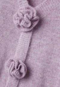 Gilet en tricot lavande avec deux boutons en forme de fleur, tissu texturé et design en V avec un aspect doux et confortable.