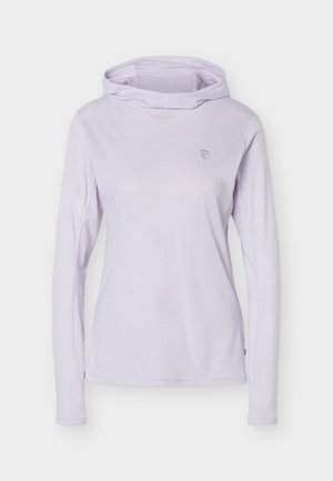 Hele lilla värviline pikkade varrukatega kapuutsiga särk, kitsas lõige ja väike rebase logo vasakul rinnal, valmistatud siledast, kergest kangast.