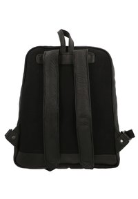 Zaino nero con spallacci e dettagli in pelle, forma rettangolare, superficie liscia e tasche laterali con chiusura a scatto.
