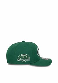 Grüne Baseballmütze mit gesticktem "50 Seasons"-Patch, gebogenem Schirm und Belüftungslöchern; langlebiger Stoff, strukturiertes Design.