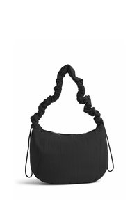 Sort stof skuldertaske med en samlet rem og lynlåslukning. Rund form, blød tekstur og justerbare sidebindinger.