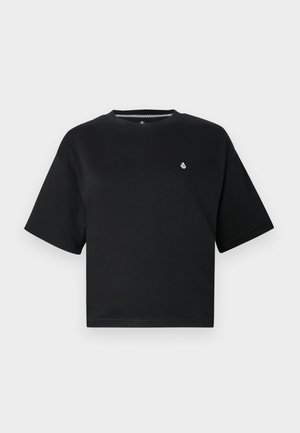 Svart kortermet cropped T-skjorte med rund hals og liten hvit logo på venstre bryst, vist på en ensfarget lys bakgrunn.