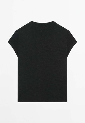 T-shirt noir à manches courtes, fabriqué dans un tissu doux et texturé. Encolure arrondie et coupe droite simple. Aucune motif ou graphique visible.