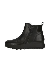 Botas de tobillo de cuero negro con cremallera lateral, pequeños remaches decorativos, panel elástico y suela de goma texturizada. Diseño de perfil bajo.