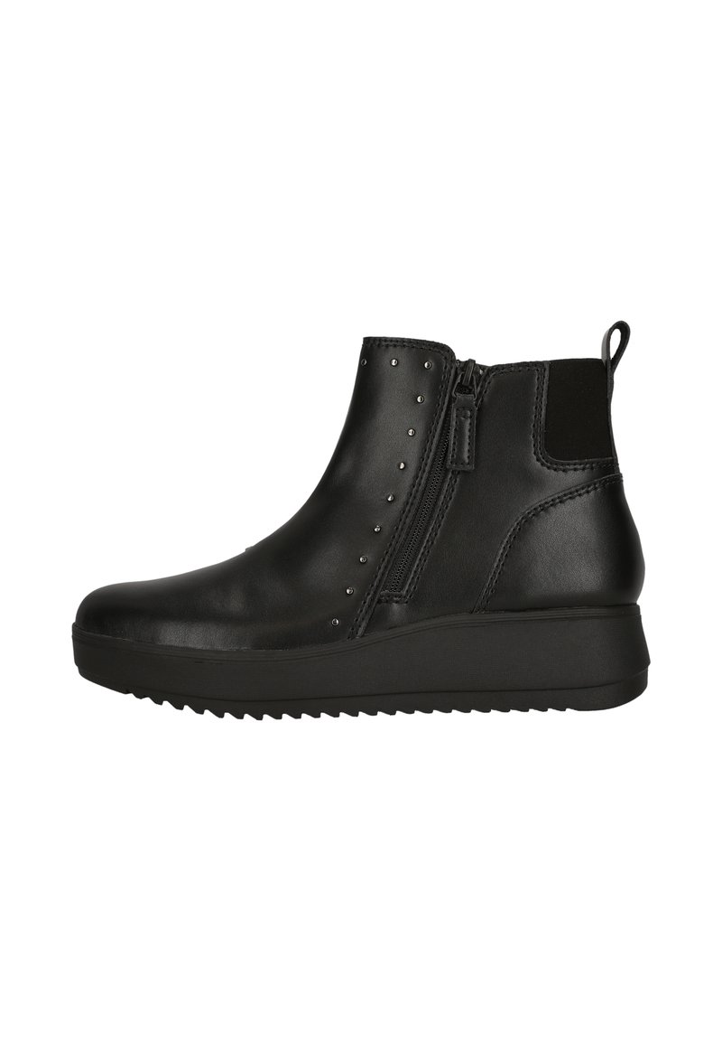 Botas de tobillo de cuero negro con cremallera lateral, pequeños remaches decorativos, panel elástico y suela de goma texturizada. Diseño de perfil bajo.