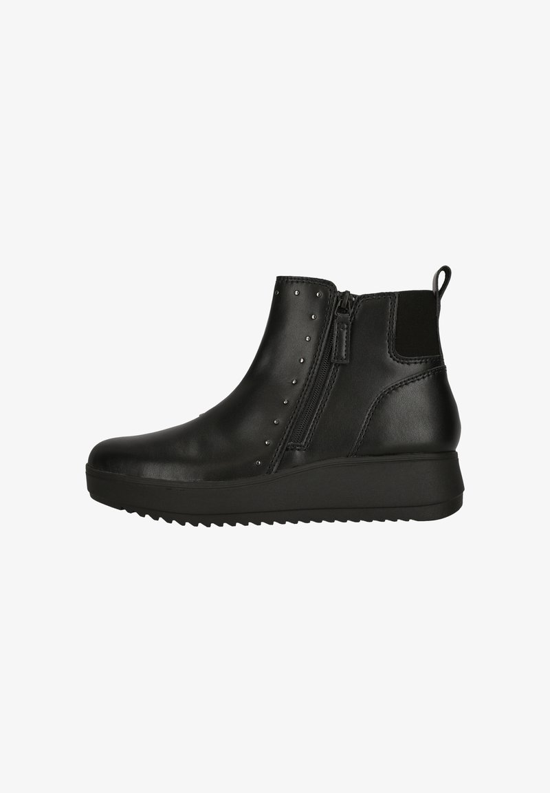 Botas de tobillo de cuero negro con cremallera lateral, pequeños remaches decorativos, panel elástico y suela de goma texturizada. Diseño de perfil bajo.