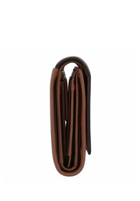 Portafoglio in pelle marrone con profilo slim, dotato di molteplici slot per carte e un bordo più scuro a contrasto. Finitura texturizzata su tutto il portafoglio.