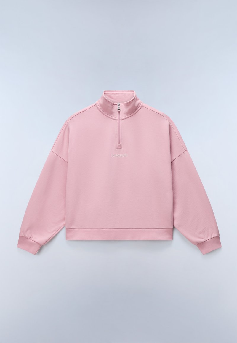 Ροζ ανοιχτό ροζ μακρυμάνικο πουλόβερ με γιακά με φερμουάρ στο τέταρτο και λευκό λογότυπο "NAPAPIJRI" στο κέντρο του στήθους.