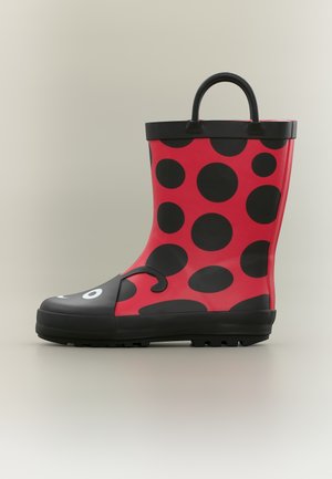 Παιδική βροχερή μπότες σε κόκκινο και μαύρο με μεγάλα μαύρα πουά, μαύρη σόλα, μαύρες λαβές και λεπτομέρειες ματιών στην περιοχή των δακτύλων.