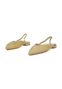Bailarinas de fibra de paja trenzada en beige claro con puntera puntiaguda, lados abiertos y un pequeño tacón metálico. Superficie texturizada con patrones intrincados.
