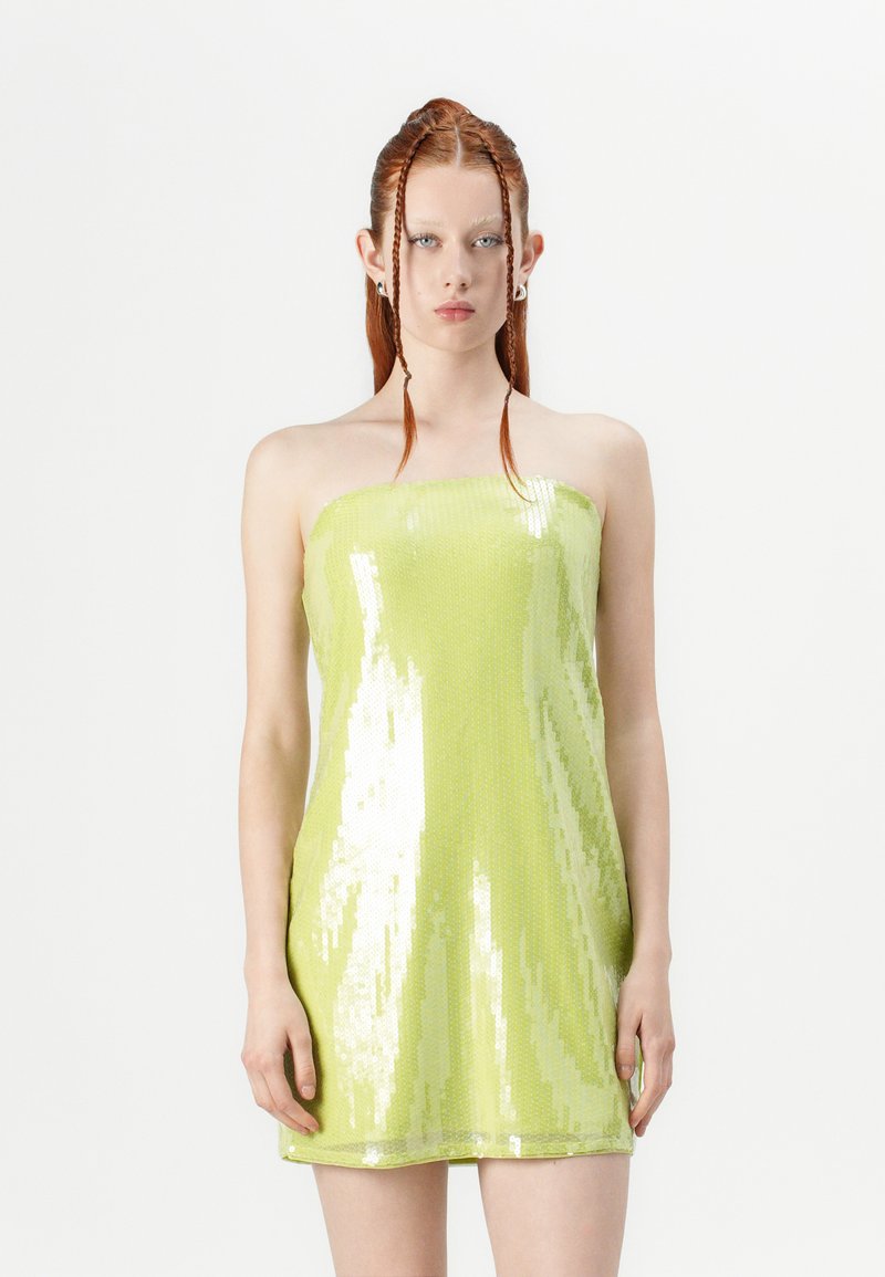 Rochie mini fără bretele, de un verde lime strălucitor, cu o suprafață strălucitoare, având o textură lucioasă și o siluetă dreaptă.