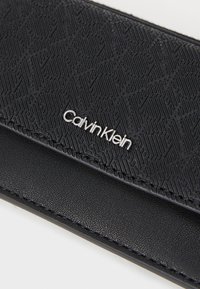 Calvin Klein MUST ZIP FLAP  - Lommebok - black mono