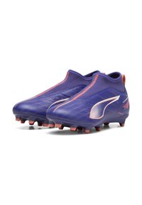 Stivali da calcio viola con una superficie liscia, caratterizzati da accenti arancioni e un design aerodinamico. La suola presenta diversi tacchetti neri per una migliore trazione.