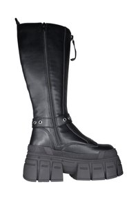 Μαύρη σατέν δερμάτινη μπότες μέχρι το γόνατο με χοντρή σόλα, πλευρικό φερμουάρ και λουράκι με μεταλλικές λεπτομέρειες, διαθέτοντας ανάγλυφο σχέδιο στο πέλμα.