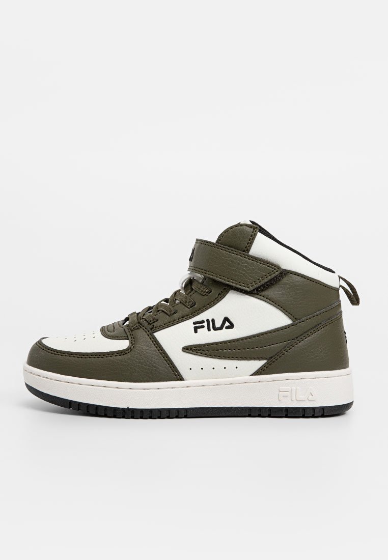 Baskets montantes en cuir vert olive et blanc avec une sangle velcro, des accents perforés, une semelle en caoutchouc et des détails noirs. Logo Fila présent.