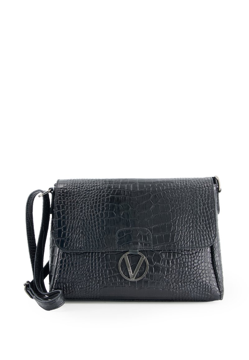 Czarna torebka crossbody z tłoczonym wzorem krokodylej skóry, z klapą, wyposażona w srebrny logotyp oraz regulowany pasek.