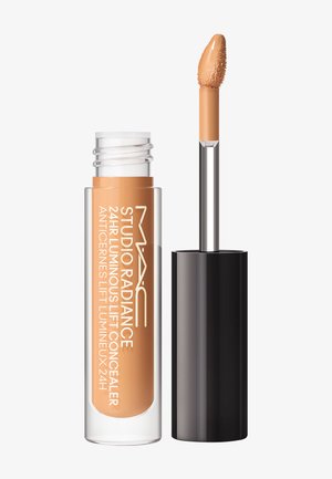 Corrector MAC Studio Radiance de 24 horas con efecto lifting luminoso y varita aplicadora, mostrando el producto líquido beige.