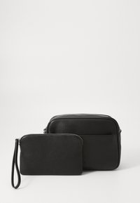 Sæt af sorte læderpunge, der inkluderer en større rektangulær taske med en flad lomme og en mindre pung med en håndledsstrop, begge med tekstur.